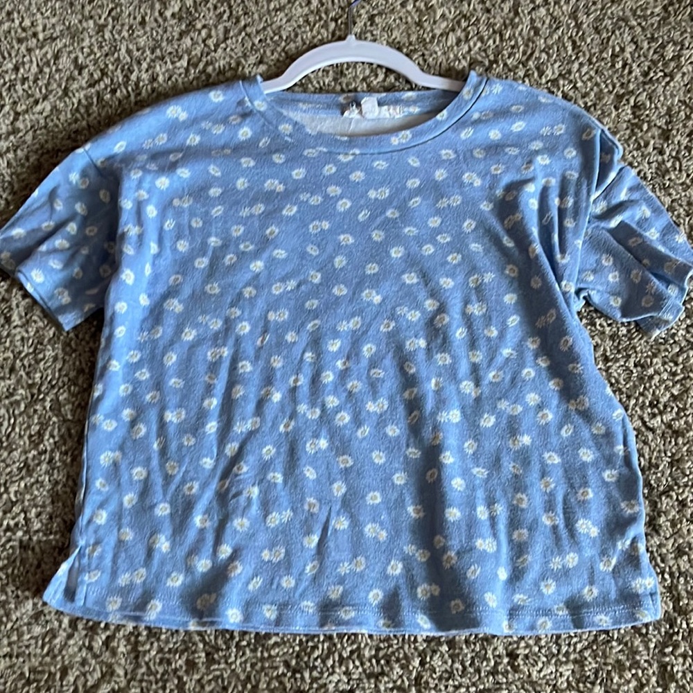 Blue shirt with dasiys